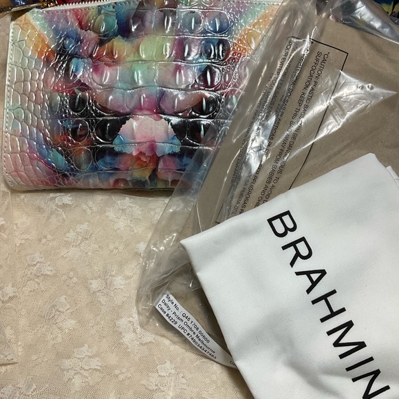 NWT PRISM OMBRE’ BRAHMIN DAISY WRISTLET, CLUTCH - beautiful. - Picture 7 of 8